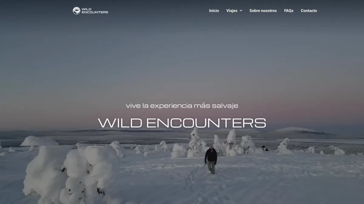 Captura superior de Wild Encounters Trip con hero de paisaje nevado, marca y navegación.
